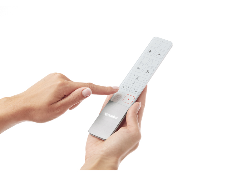 05_remote_control_SensoWash_i_Plus_with_hands