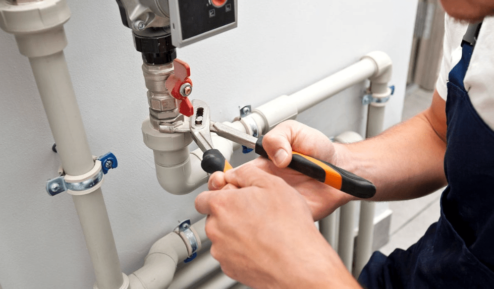 Four Ways Experienced Gas Plumbers Help Homeowners Save Money