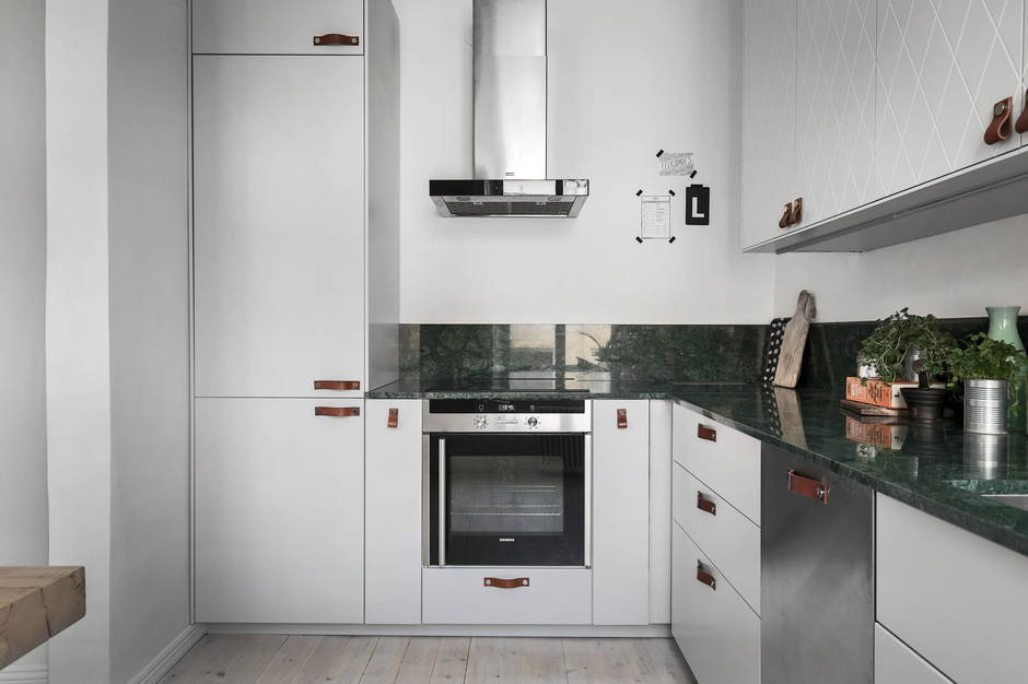 Tiradores de cuero, tendencia para la cocina. Interiores Chic Blog