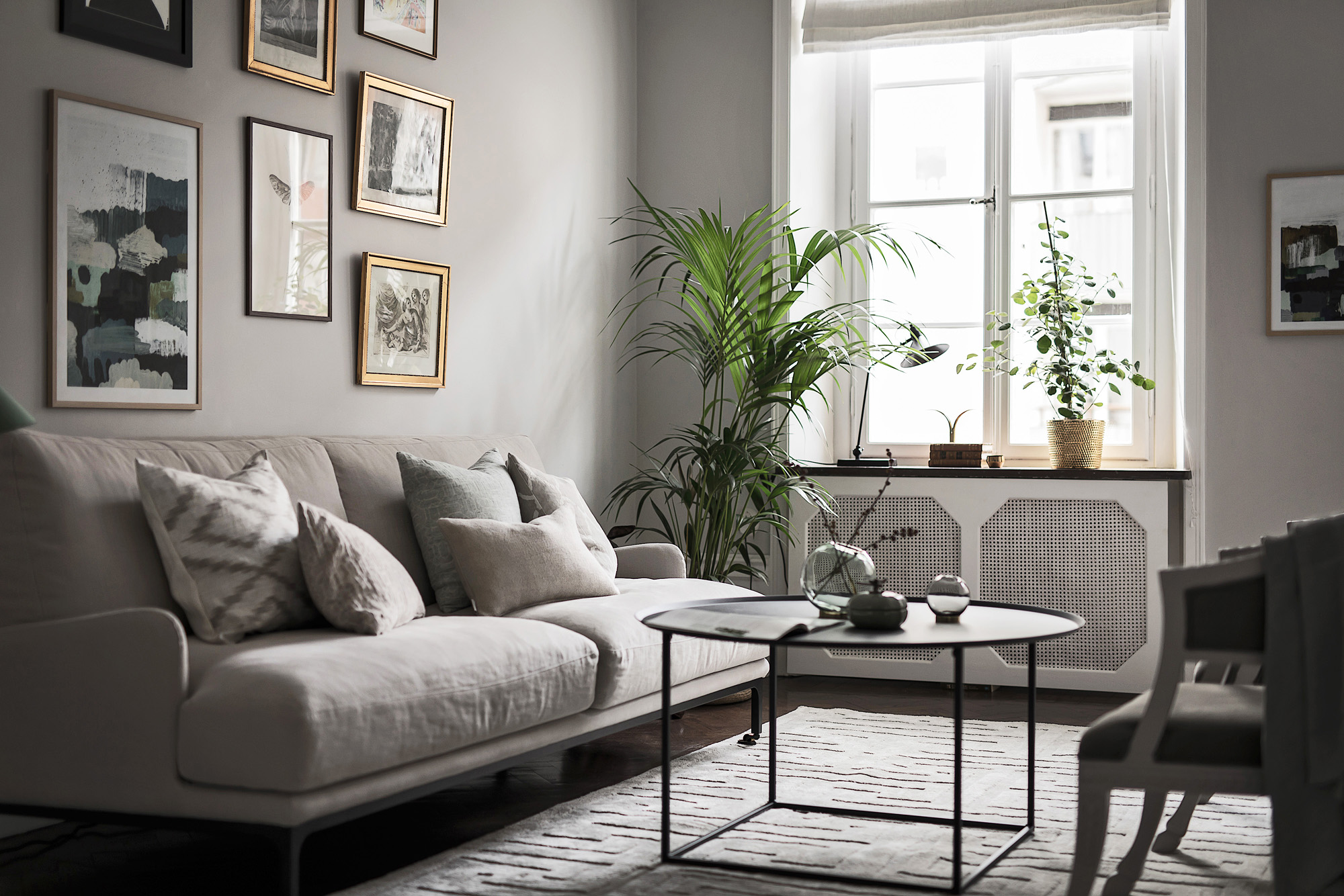 Decorar con cuadros un salón nórdico. Interiores Chic