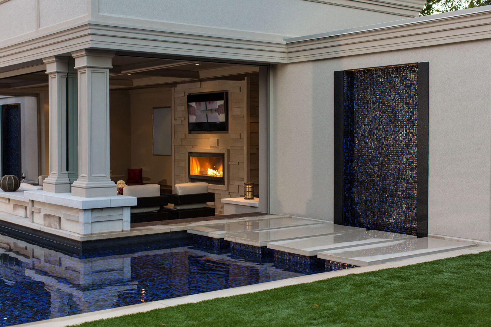 Luxurious Lakeshore Resort International Landscaping