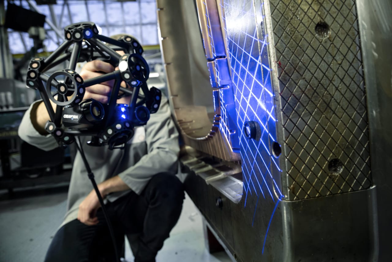 What is the difference between a flatbed scanner and a handheld scanner