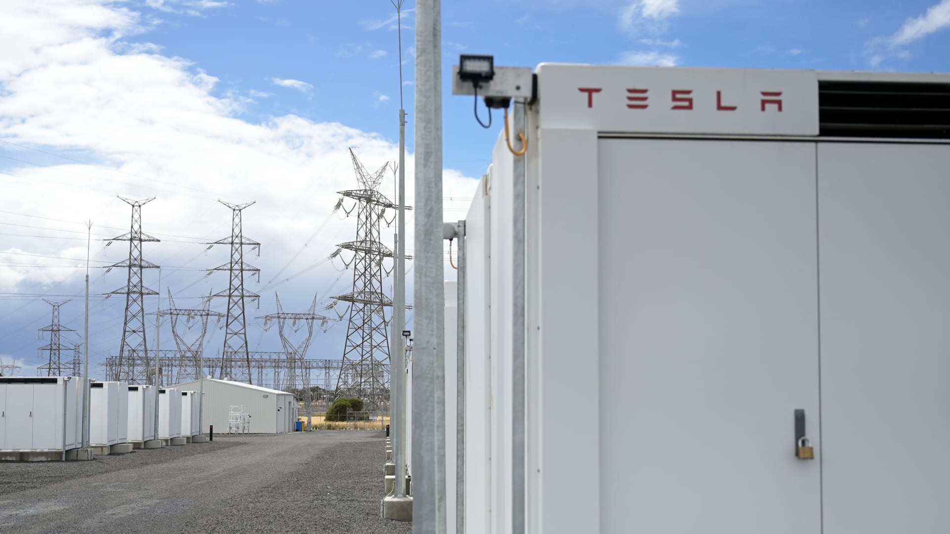 Tesla Commits to Constructing China's Largest Large-Scale Battery