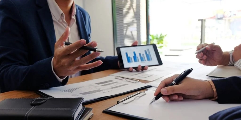 10 Leadership Experience Examples to Highlight in an Interview