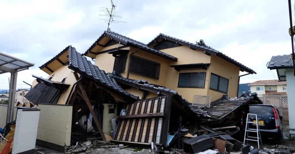 Interpretation of a dream about an unknown house falling in a dream