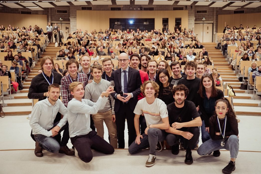 NOUVEAU RECORD DU MONDE : 529 participants à un cours d’œnologie avec  sommelier - Inter Wine & Dine