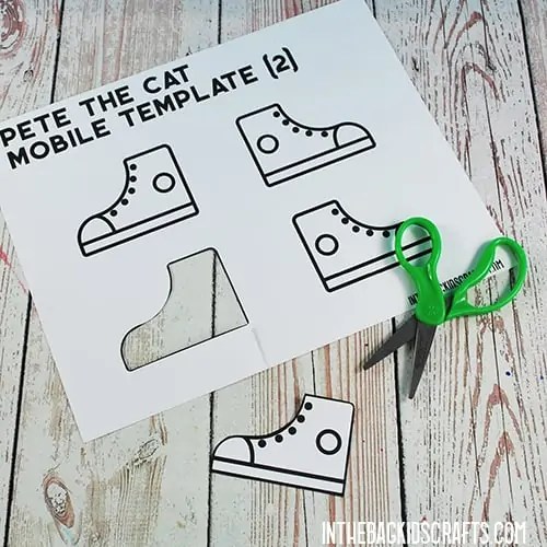 Pete the Cat Paper Plate Craft {FREE template} • In the Bag Kids' Crafts