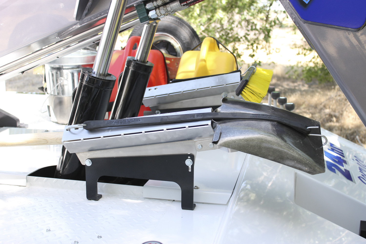 Adjustable Broom and Shovel Rack In The Ditch Towing Products In
