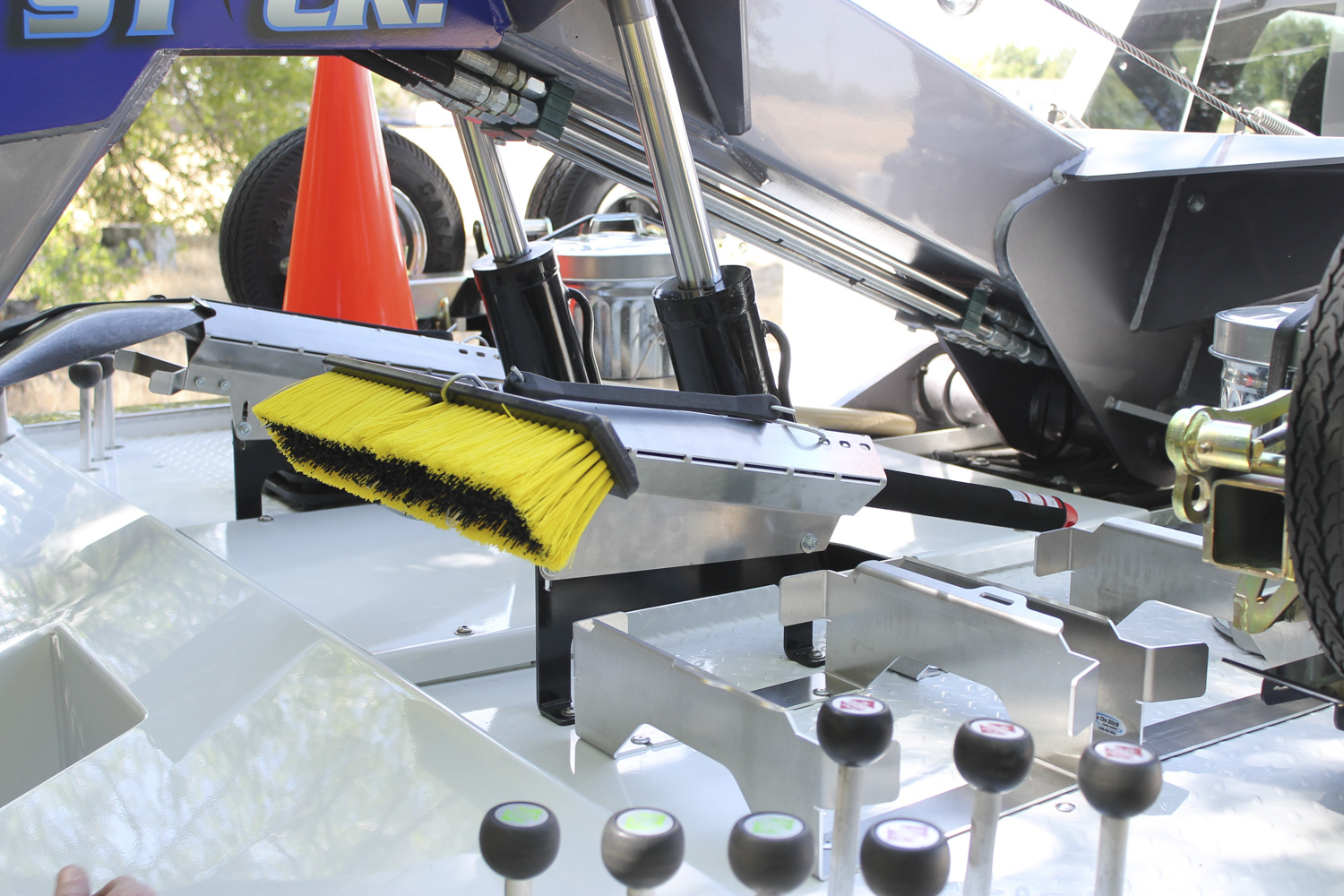Adjustable Broom and Shovel Rack In The Ditch Towing Products In