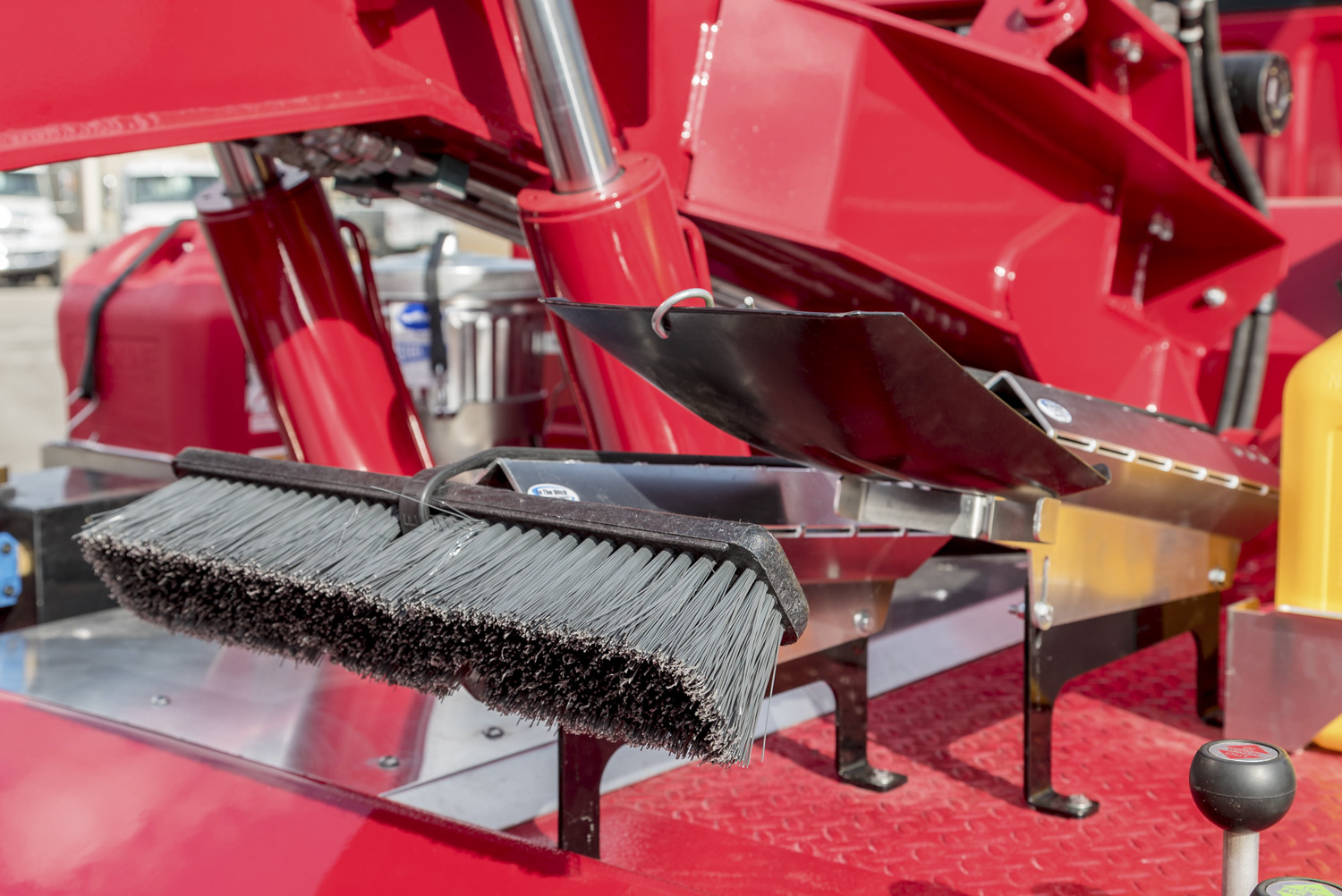 Adjustable Broom and Shovel Rack In The Ditch Towing Products In