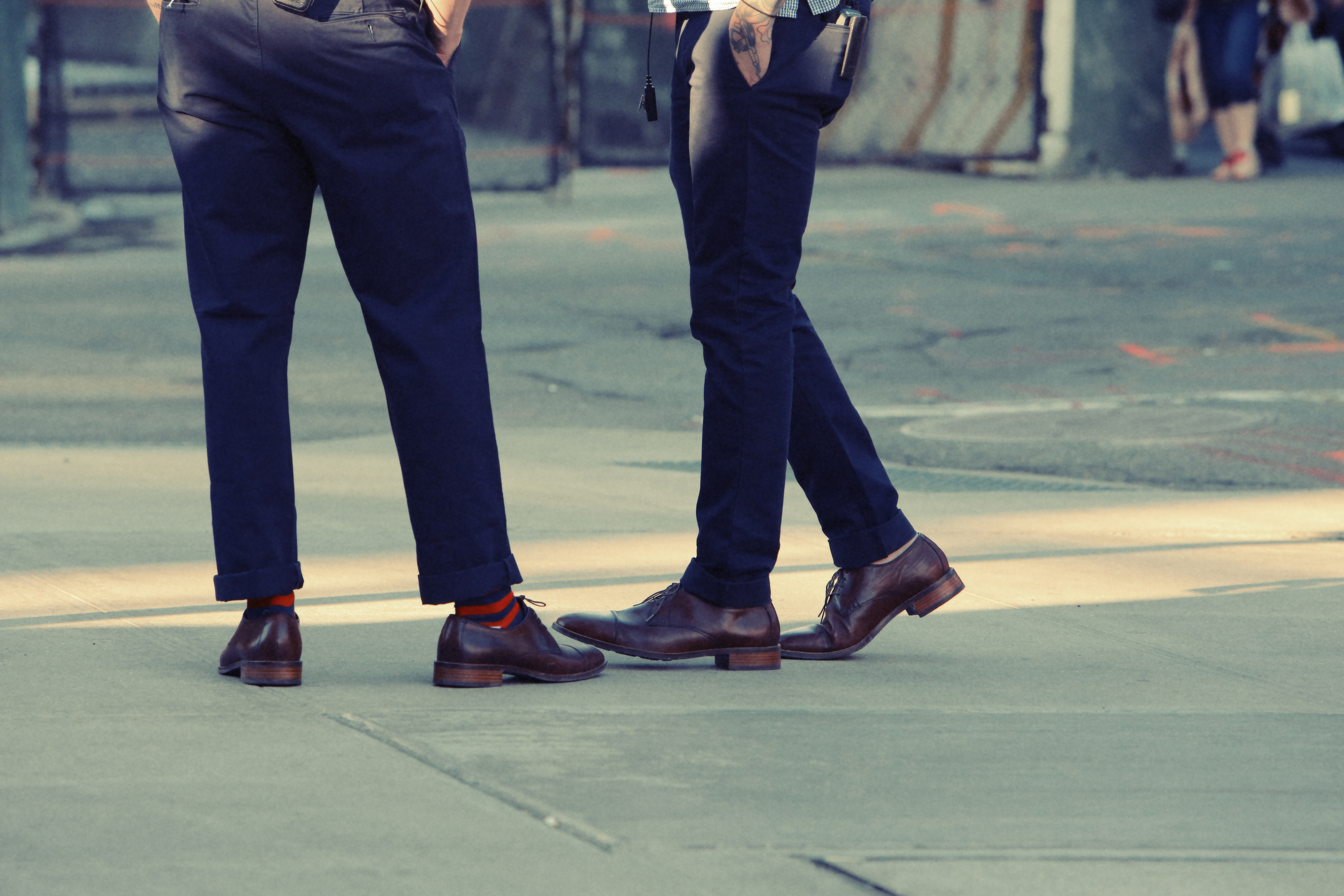8 Stages of Awkward When You Run Into Someone You Know