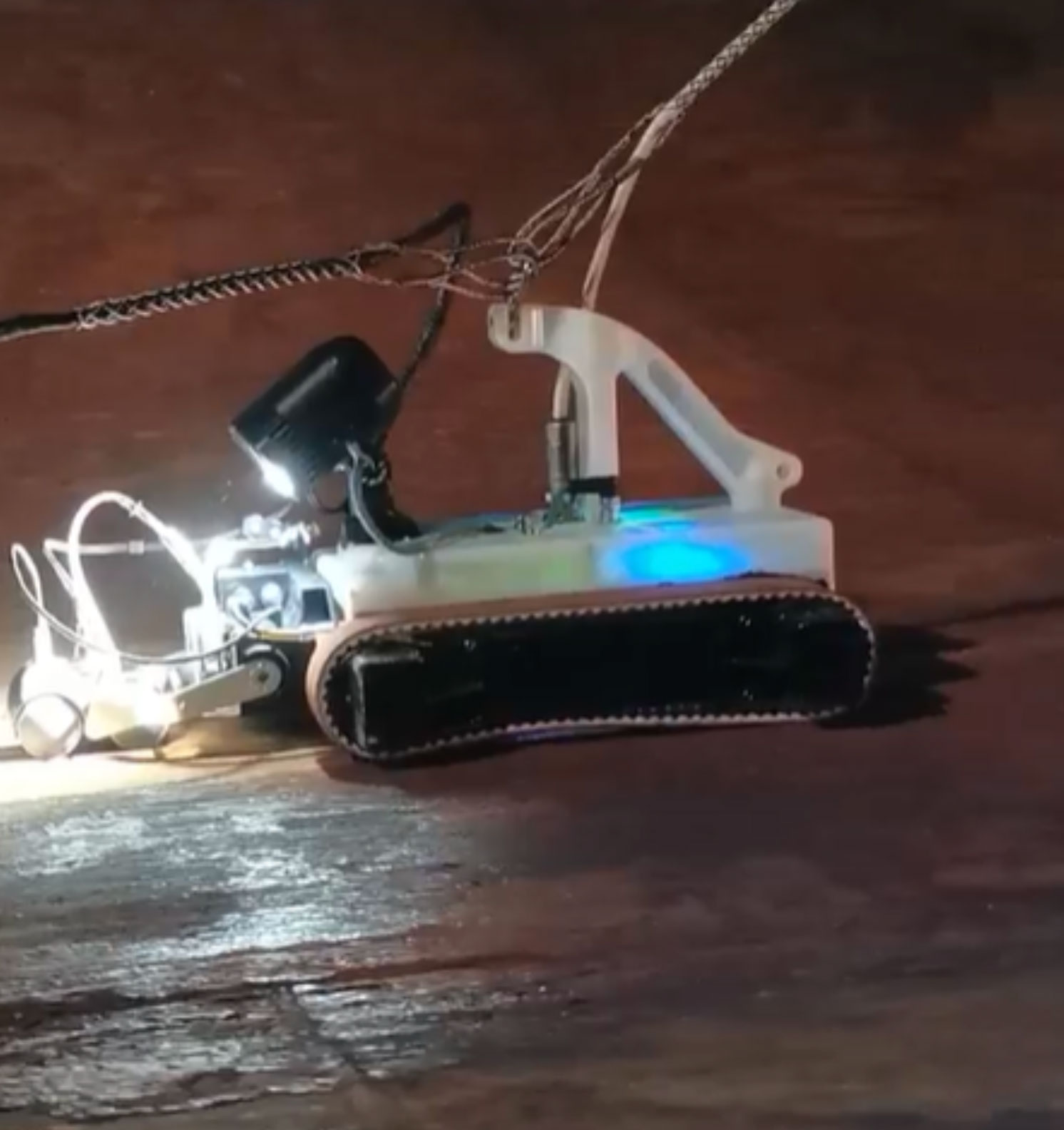 Robotic crawler accurate UT measurements in challenging situations Invert Robotics
