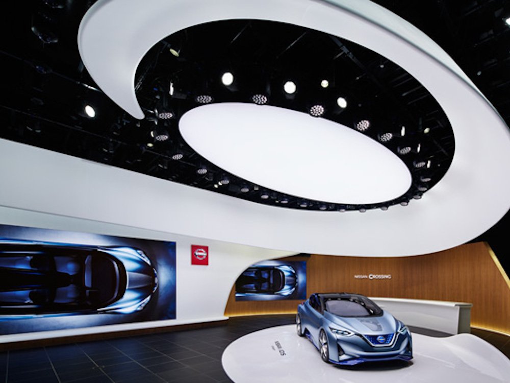 Digital Signage & Automotive Spannender Flagship in Tokio Nissan