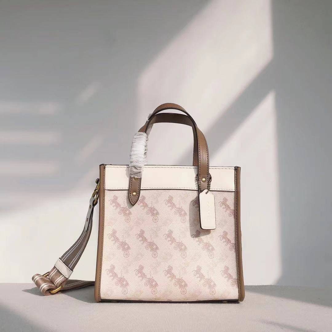 Coach FIELD TOTE 22 WITH HORSE AND CARRIAGE PRINT กระเป๋าแบรนด์จาก