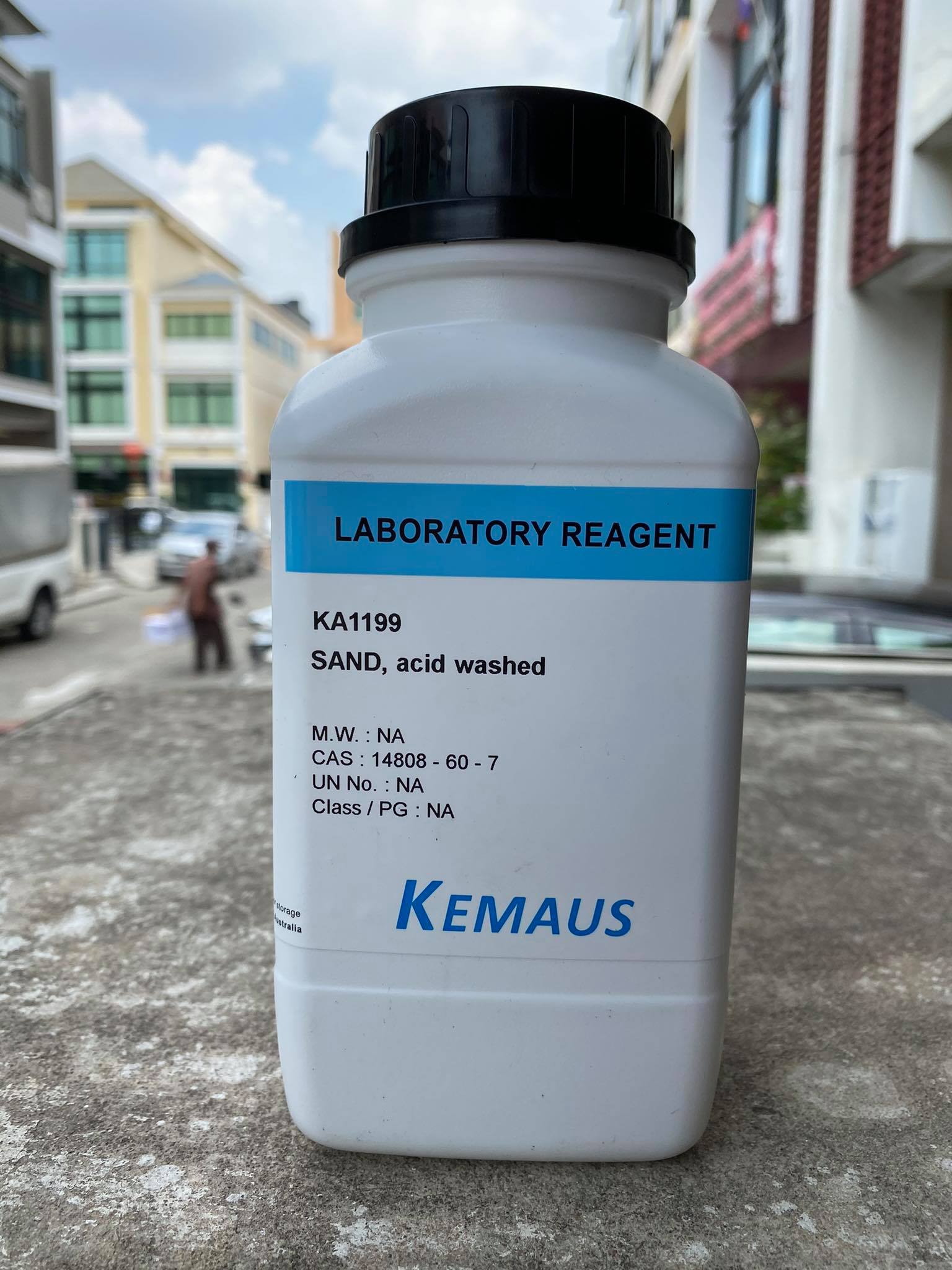 Sand acid washed (Sea sand) Lab.grade (1 กิโลกรัม/ขวด) ยี่ห้อ KemAus
