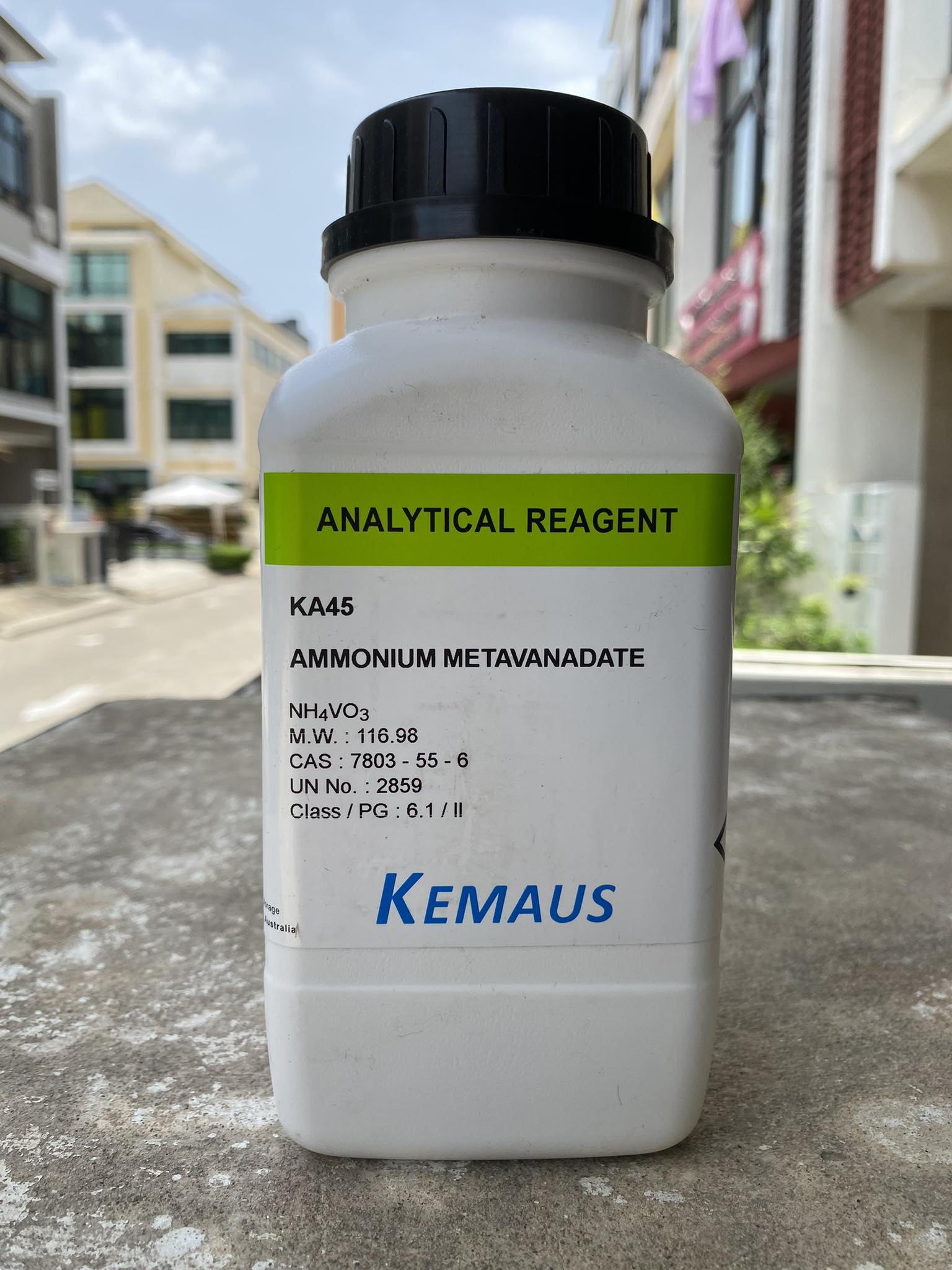 Ammonium metavanadate 99 AR.grade (500 กรัม/ขวด) ยี่ห้อ KemAus