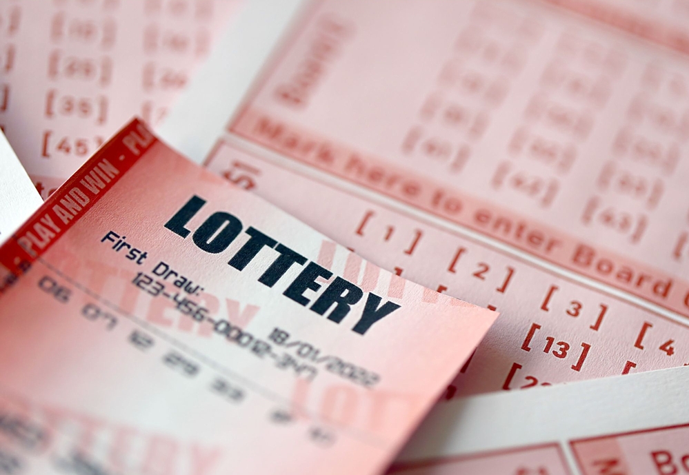 Casey's accuses manager of buying lottery ticket he knew was worth