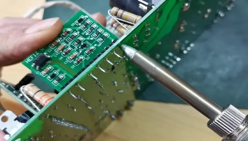 How to safely desoldering a circuit board without damaging it PCB