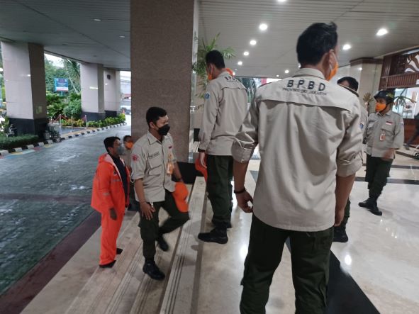 Pekerja di Perkantoran Jakarta Berhamburan karena Gempa M