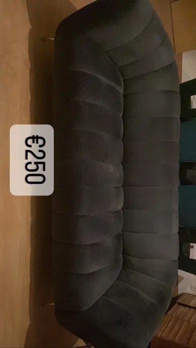 Sofa de veludo para tres pessoas super lindo e confortavel Agualva E