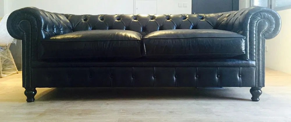 Sofá Chesterfield em pele envelhecida NOVO Paços de Ferreira • OLX