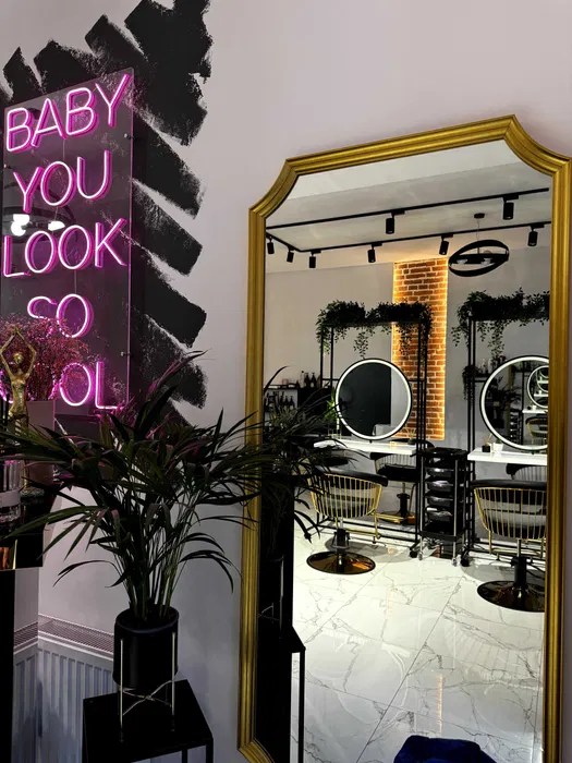 Wynajmę stanowisko fryzjerskie/podnajem manicure/stanowisko brwi Kraków