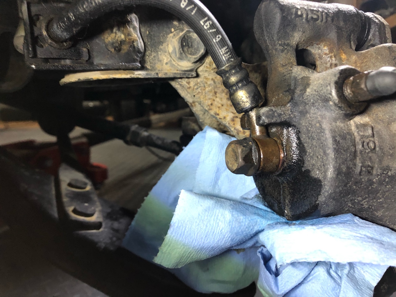 ブレーキフルードの漏れを止める方法（バンジョーボルト交換・ブリーダーボルトシールテープ） アイリーガレージ
