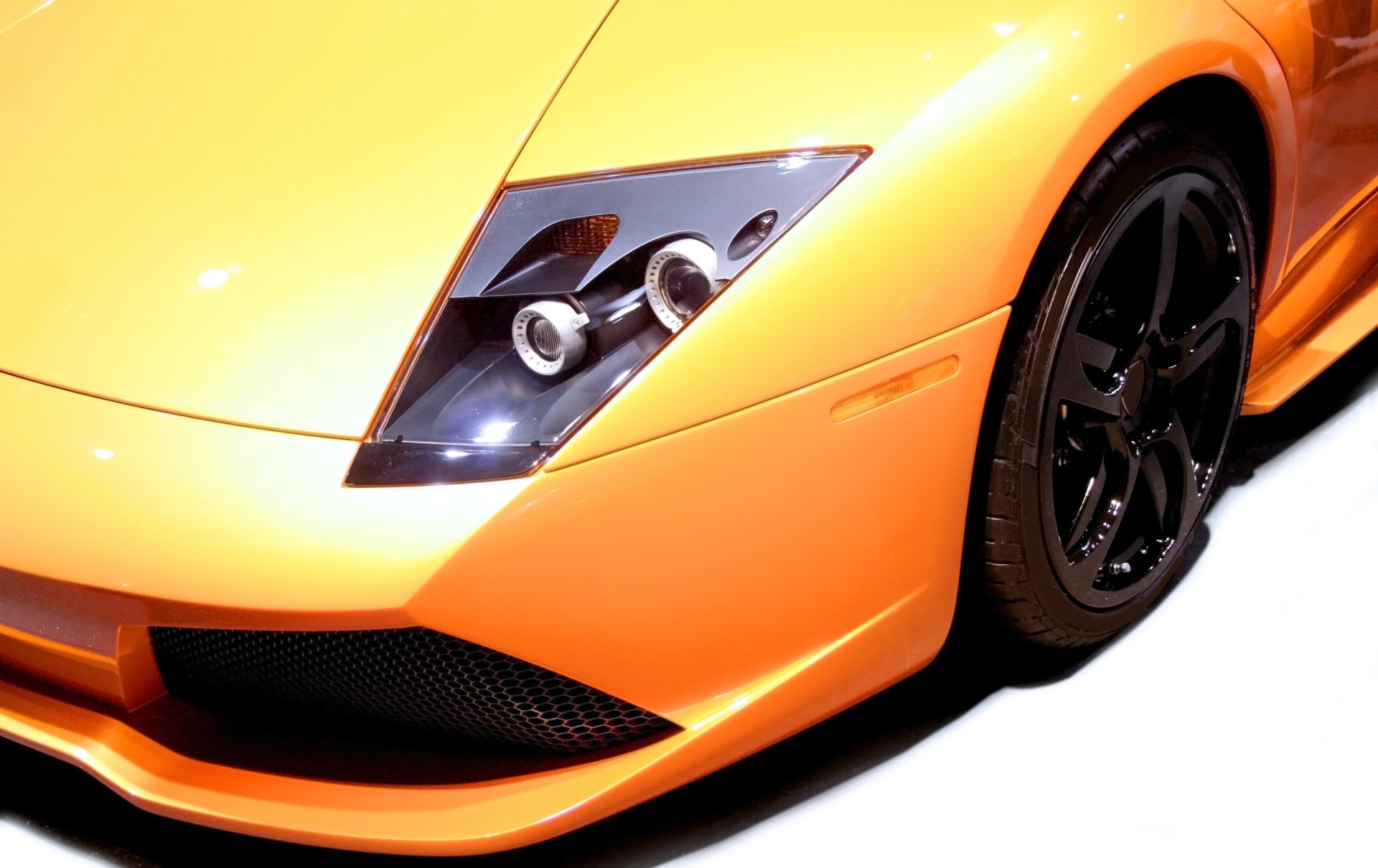 Services Maranello Auto Refinishing Ltd. Collision & Auto Body