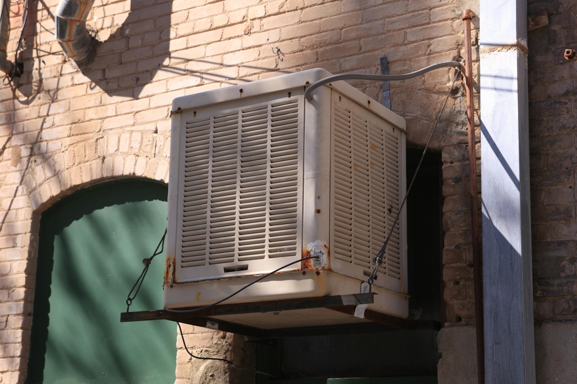 What to Do When the Swamp Cooler in Your Building is Leaking