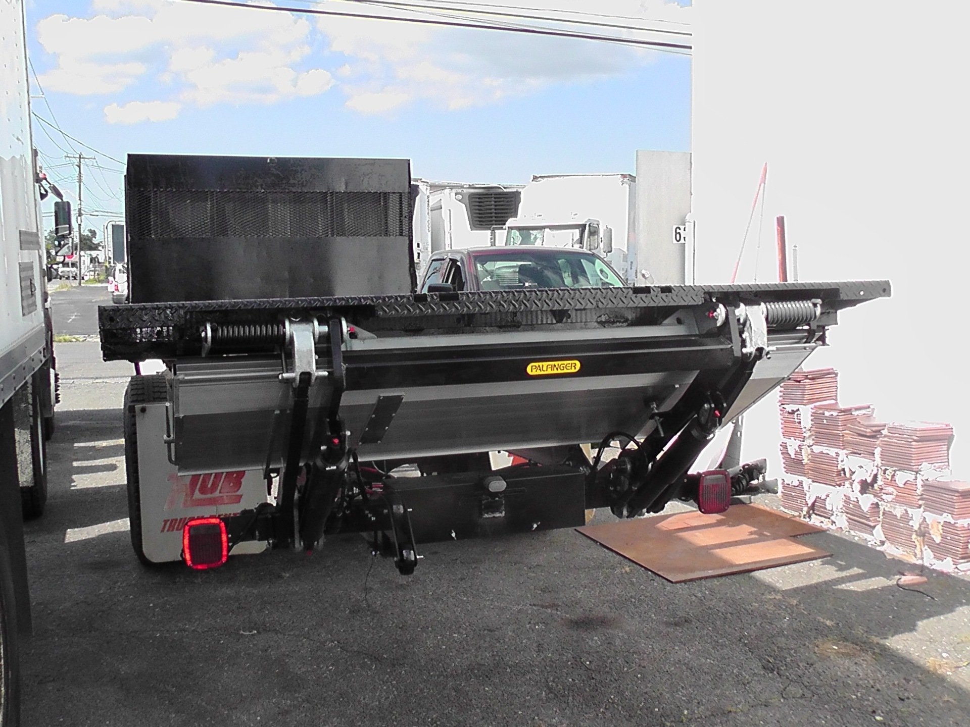 Liftgates Suburbia Truck & Trailer Farmingdale, NY