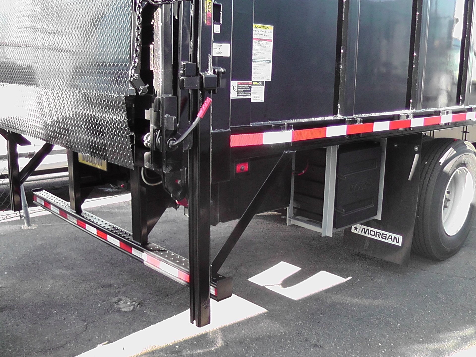 Liftgates Suburbia Truck & Trailer Farmingdale, NY