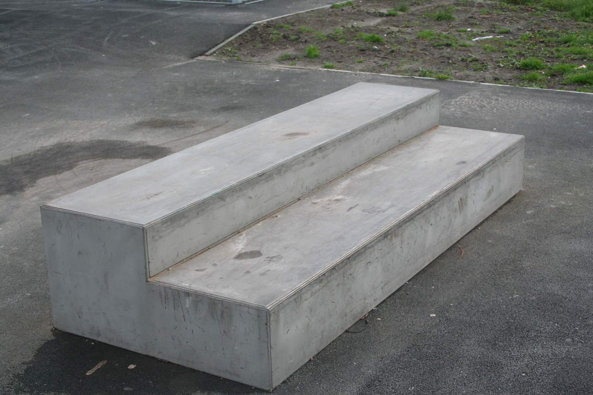 Skatepark Equipment Half Pipes & Grind Rails Yates Playgrounds