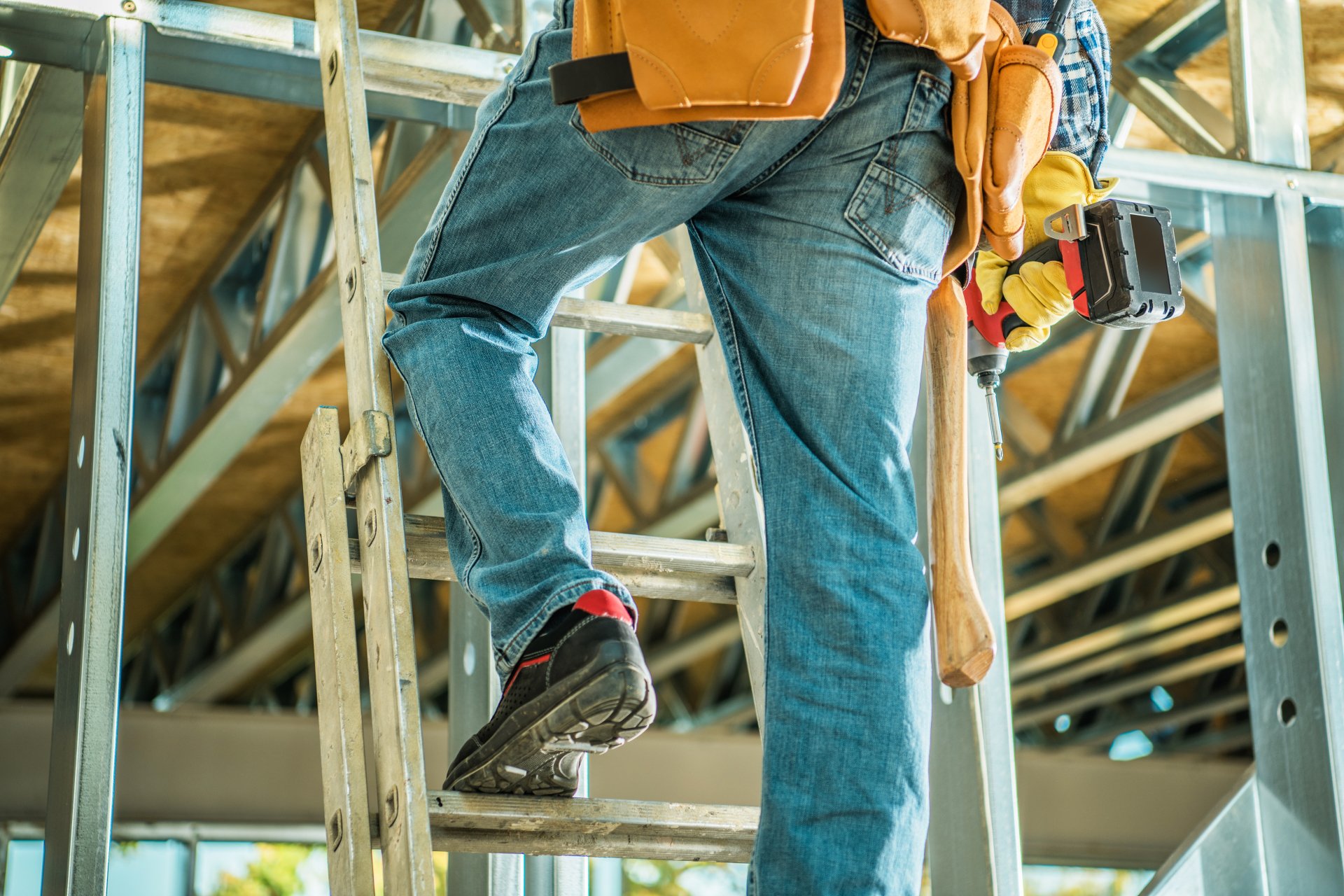 Tipos de escaleras certificadas para trabajo en alturas