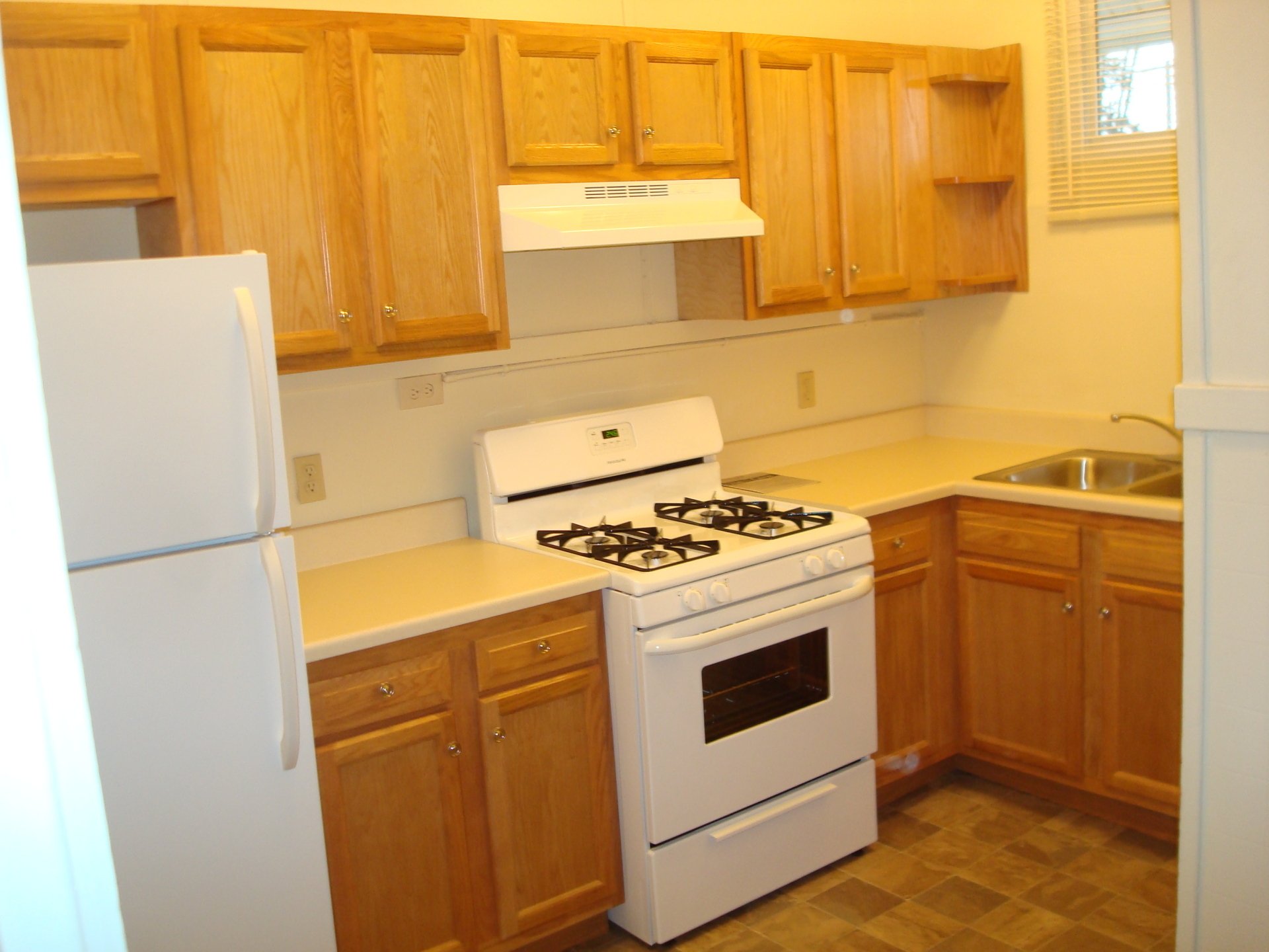 Photos of Unit C Coconut Grove Apts in Bowling Green, OH