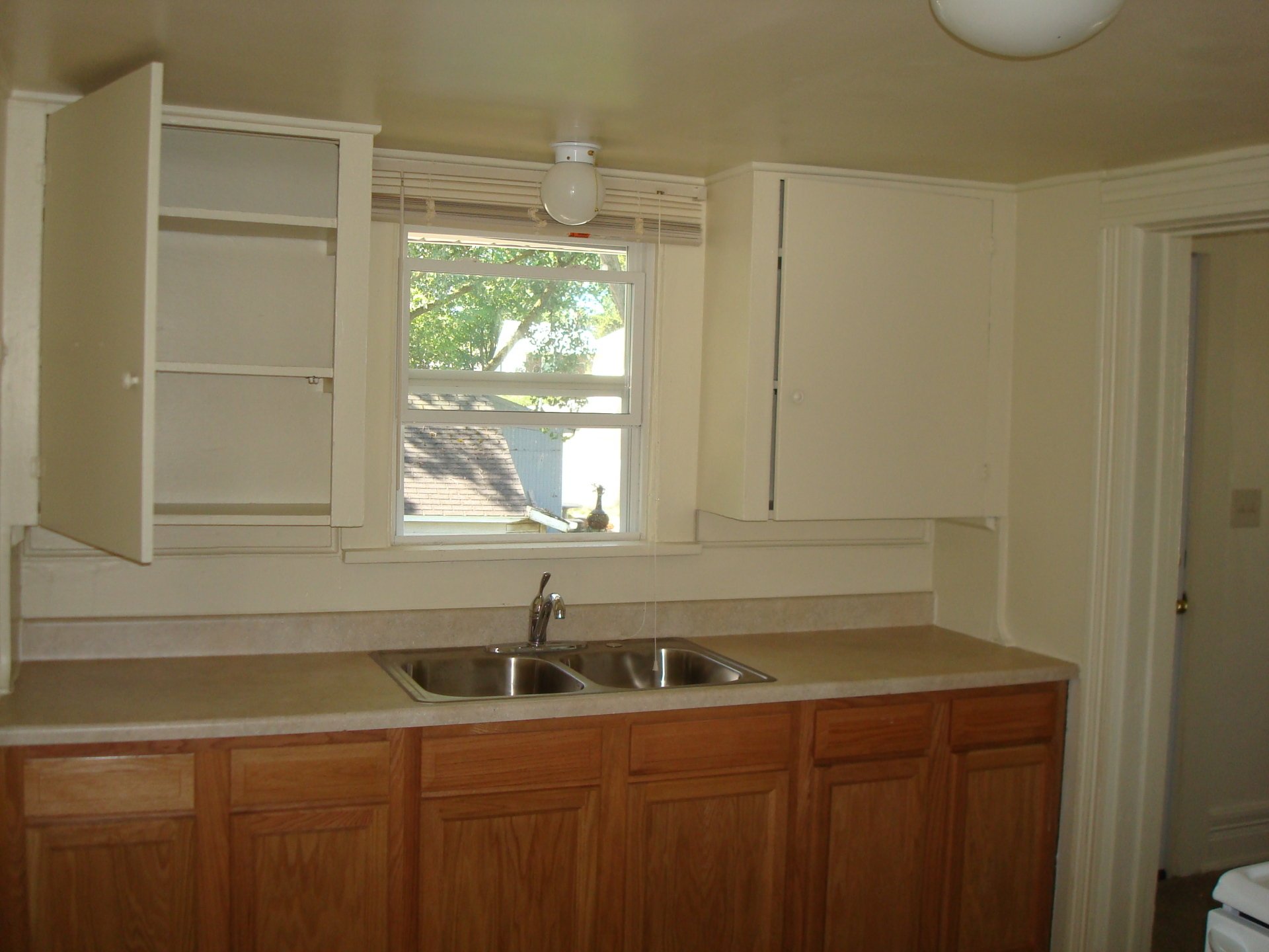 Photos of Unit D Coconut Grove Apts in Bowling Green, OH