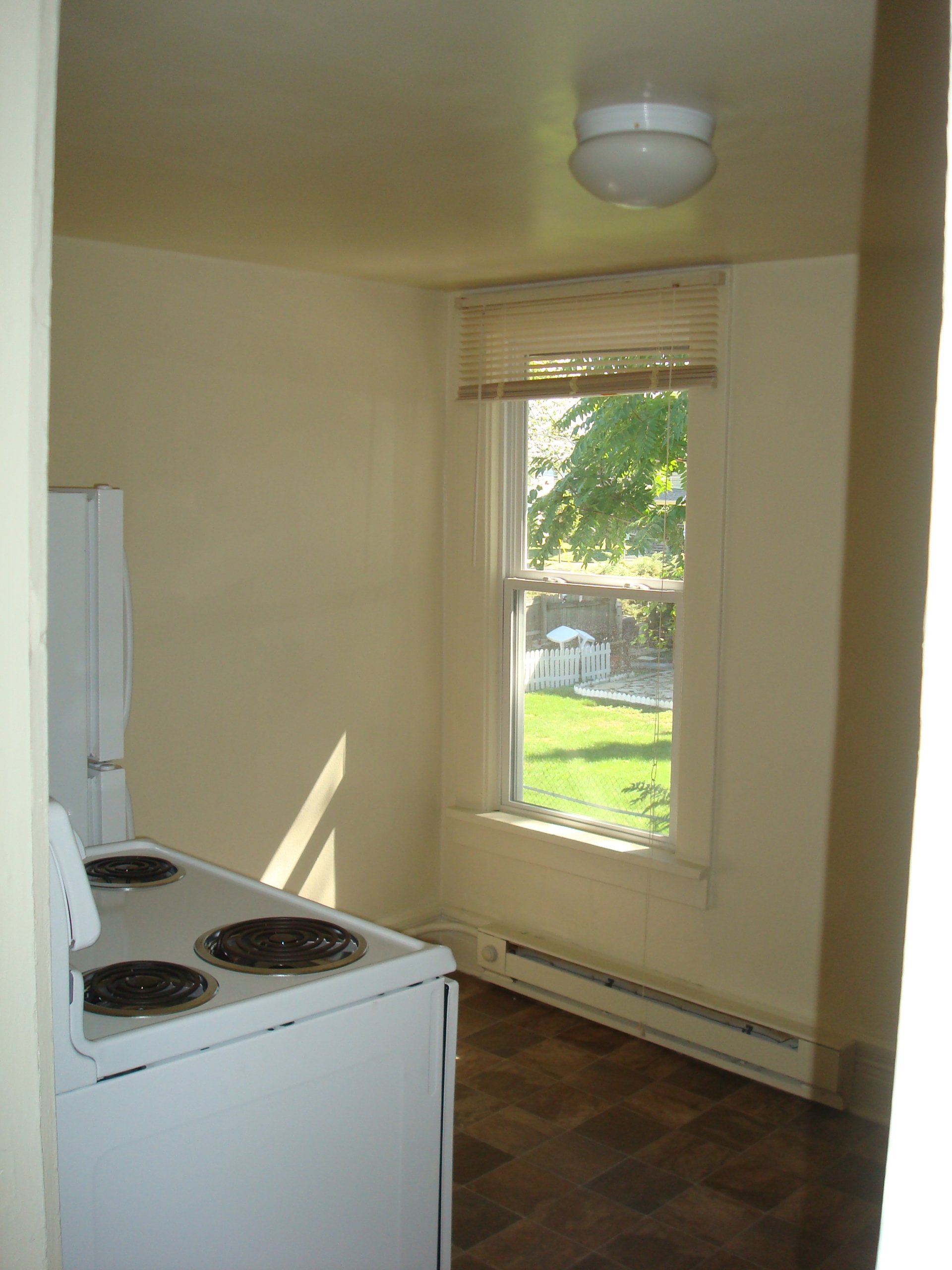 Photos of Unit D Coconut Grove Apts in Bowling Green, OH