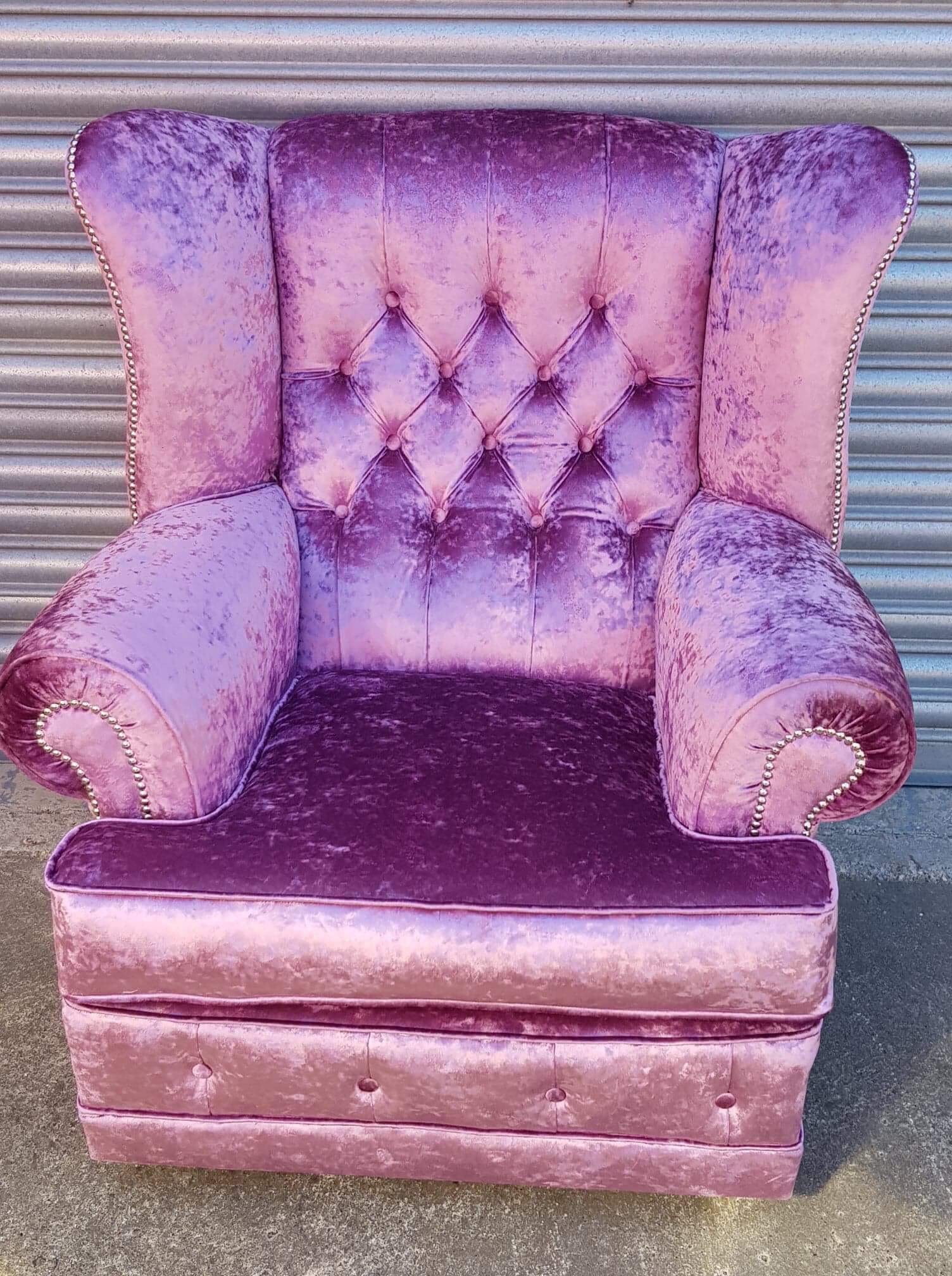 upholsterer Geoff's Upholstery Services