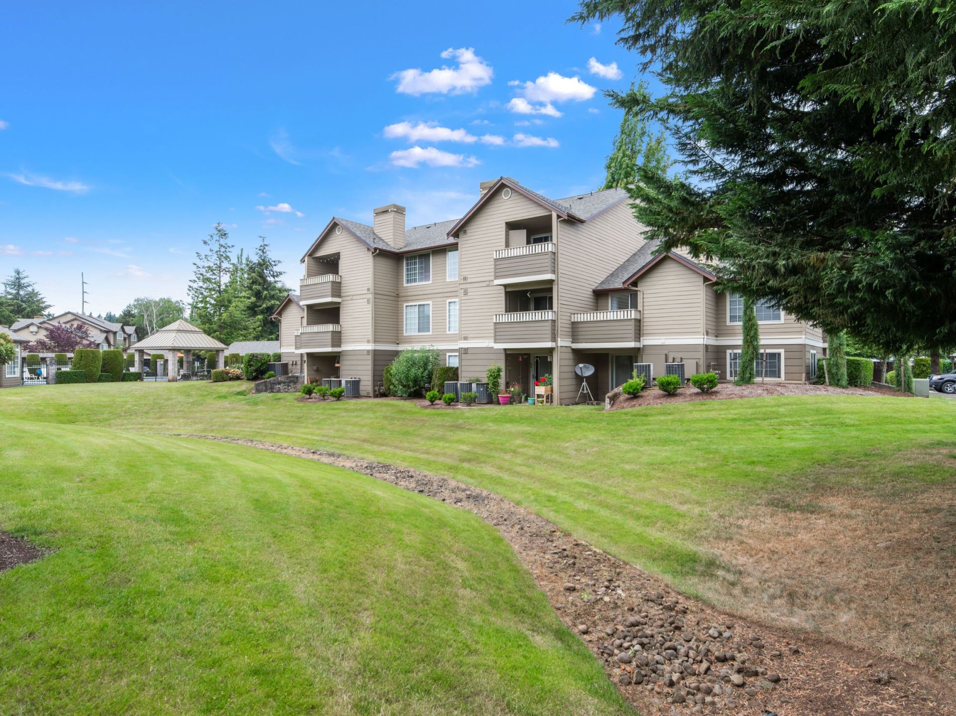 Heatherwood Spacious Apartments in Vancouver