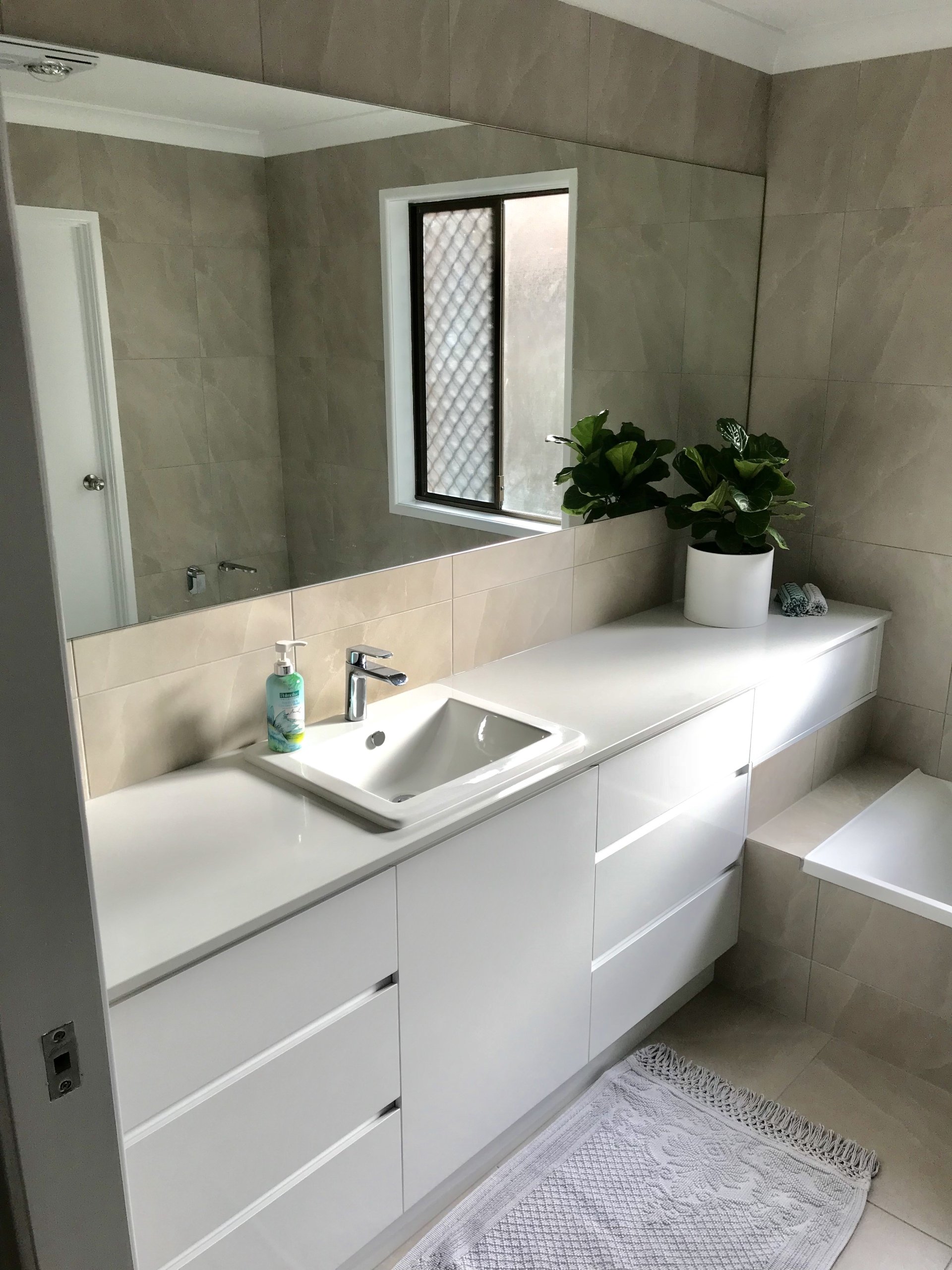 Expert Makers Rockhampton Olive & White