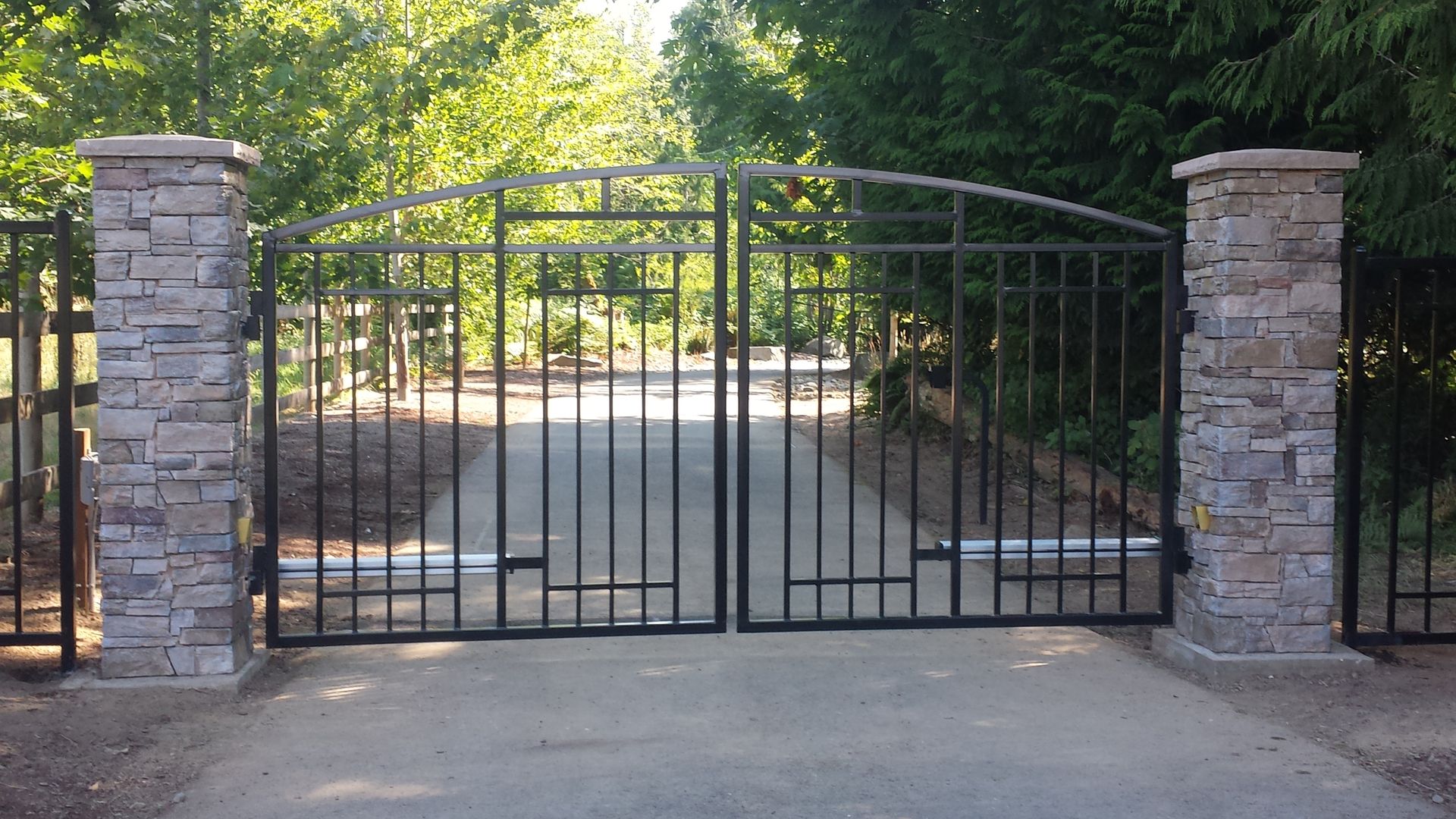 Custom and Automated Gates Kelso, WA Cowlitz Fence Co.