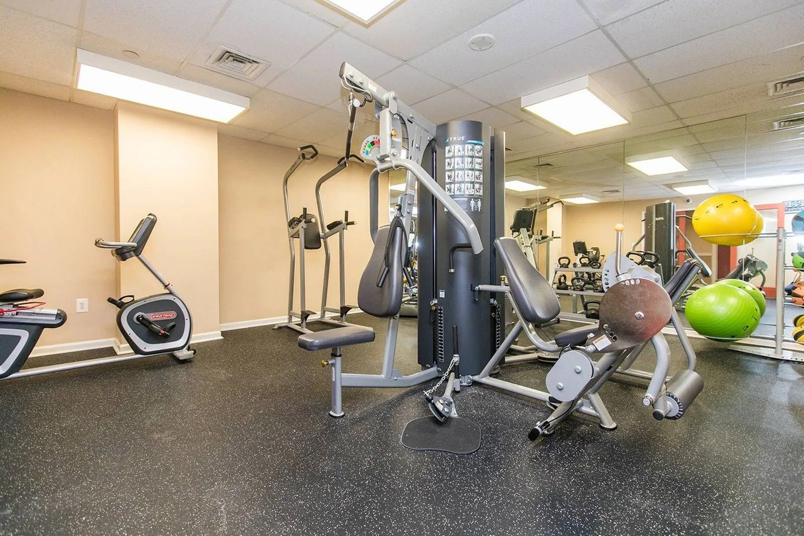 Lake Arbor Towers Apartments in Mitchellville, MD