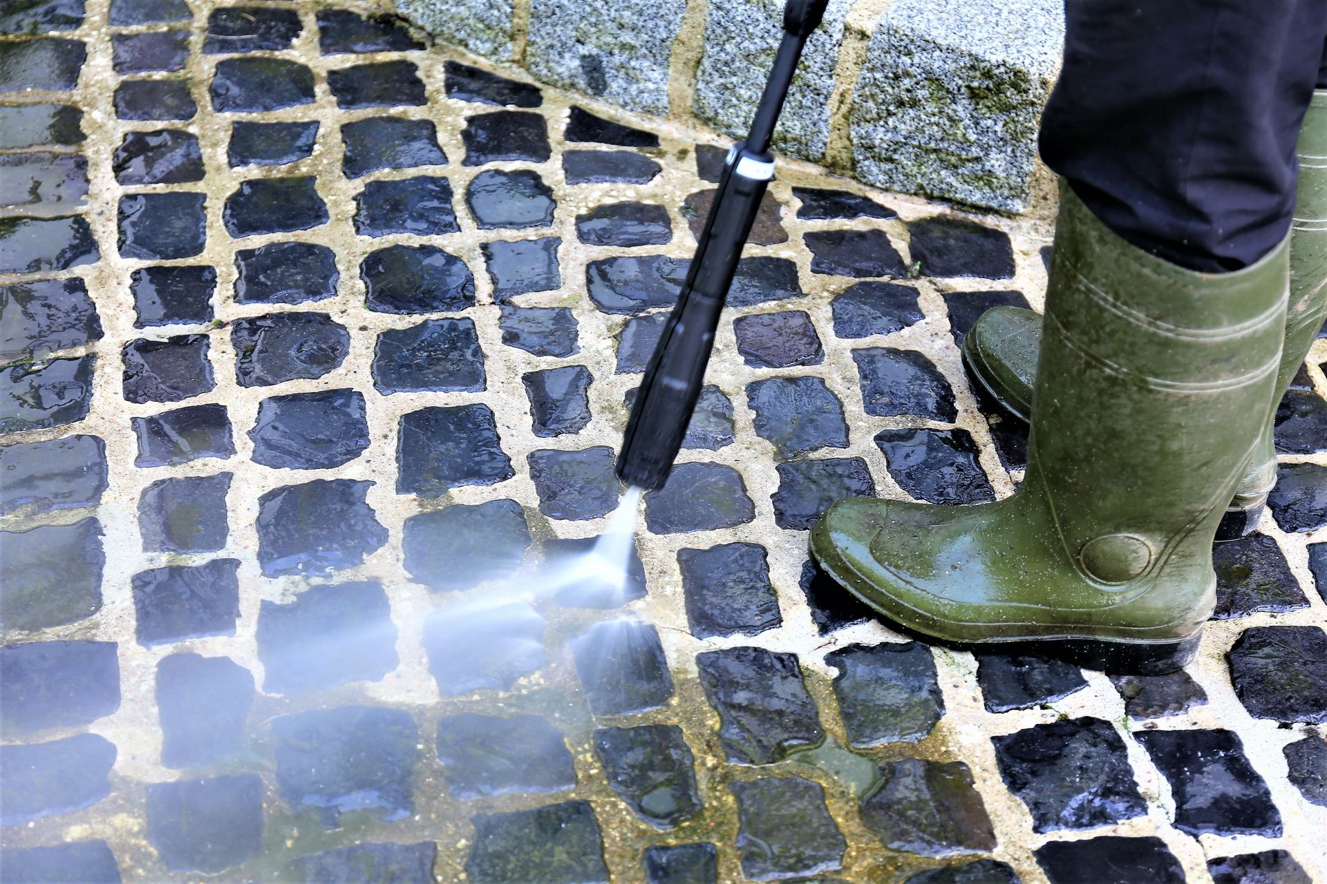 5 Best Ways to Clean Outdoor Tiles Effectively