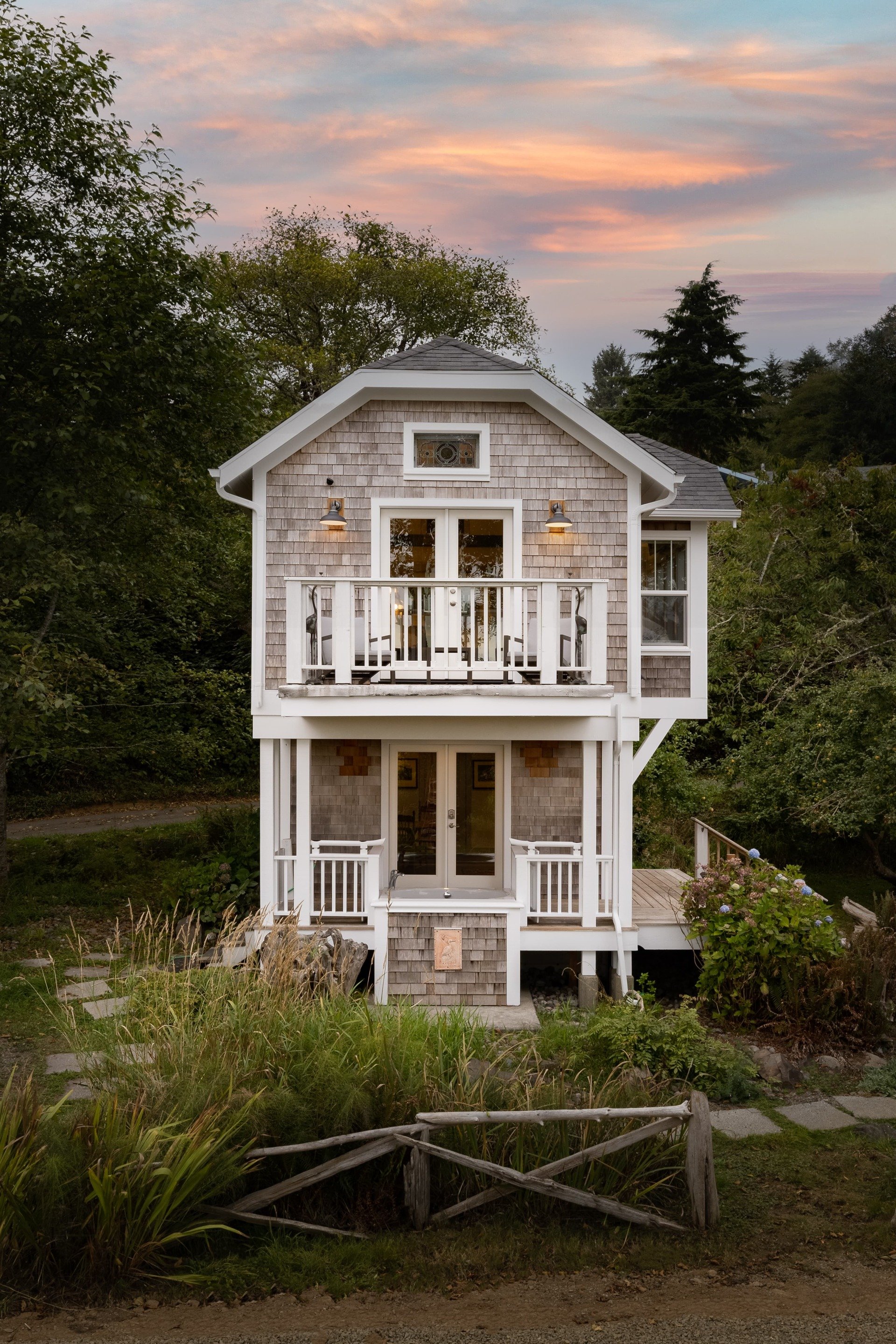 The Audubon Cottage Baker Bay Retreat in Ilwaco, WA