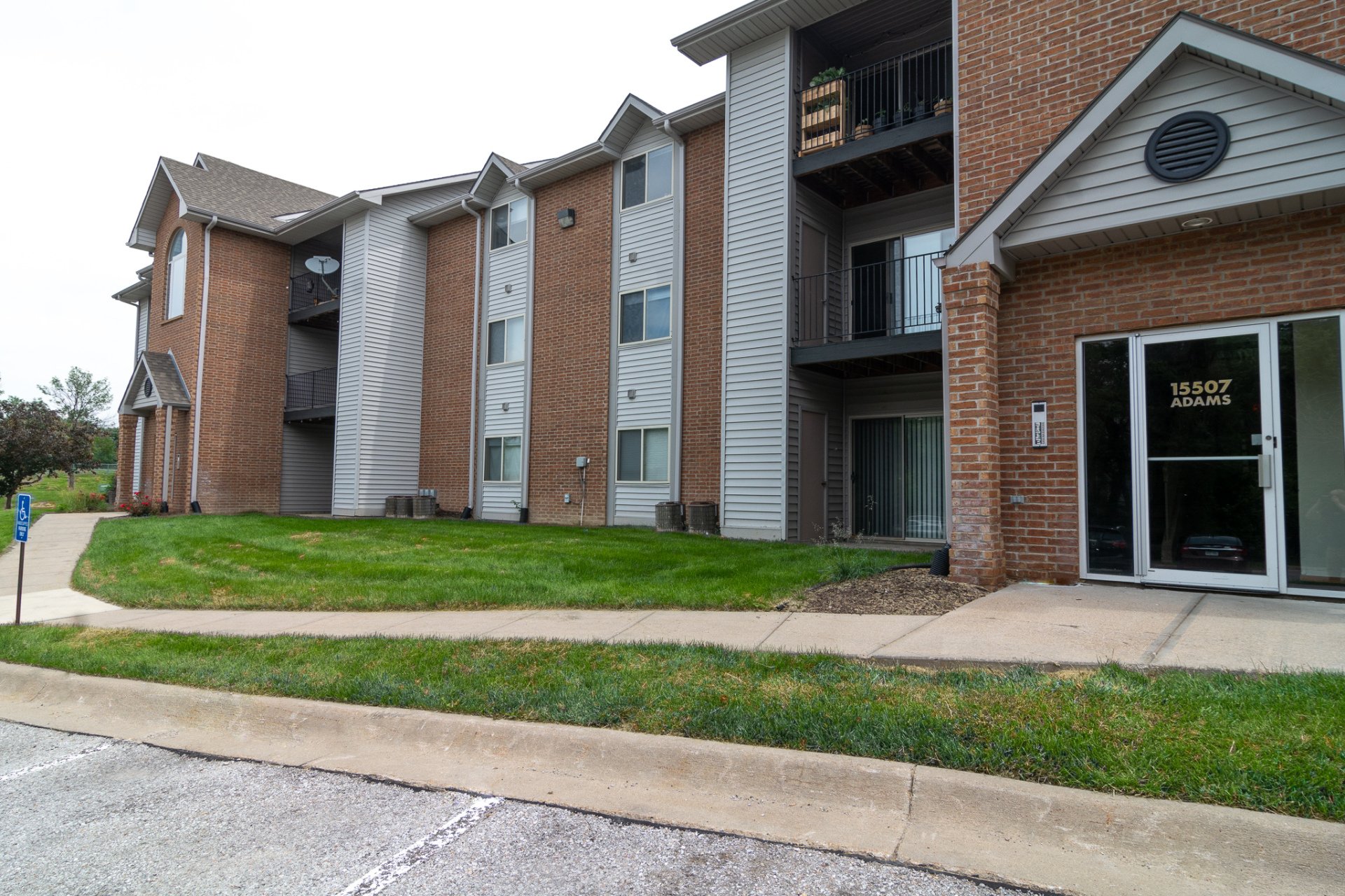 Foxboro Apartments Omaha, Millard, NE Area Apartments for Rent / View