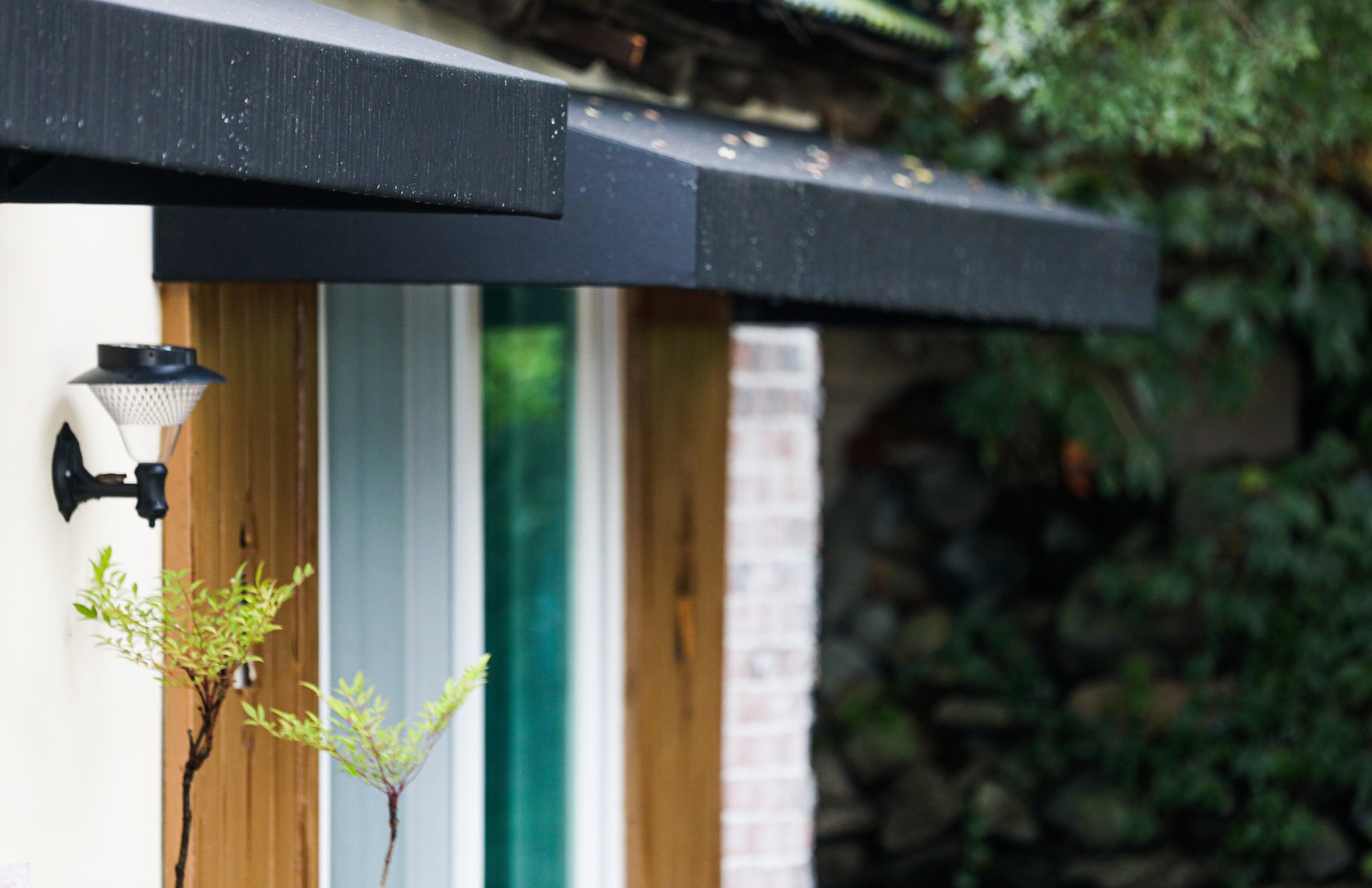 Do Eaves and Overhangs Affect Awnings? Arizona Awnings