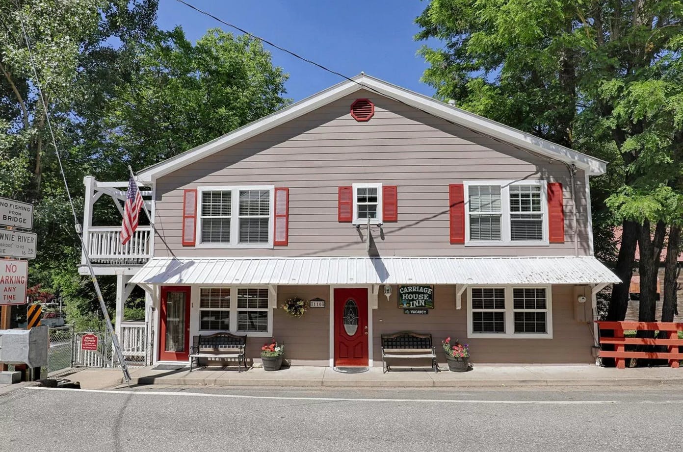 Gallery Carriage House Inn in Downieville, CA