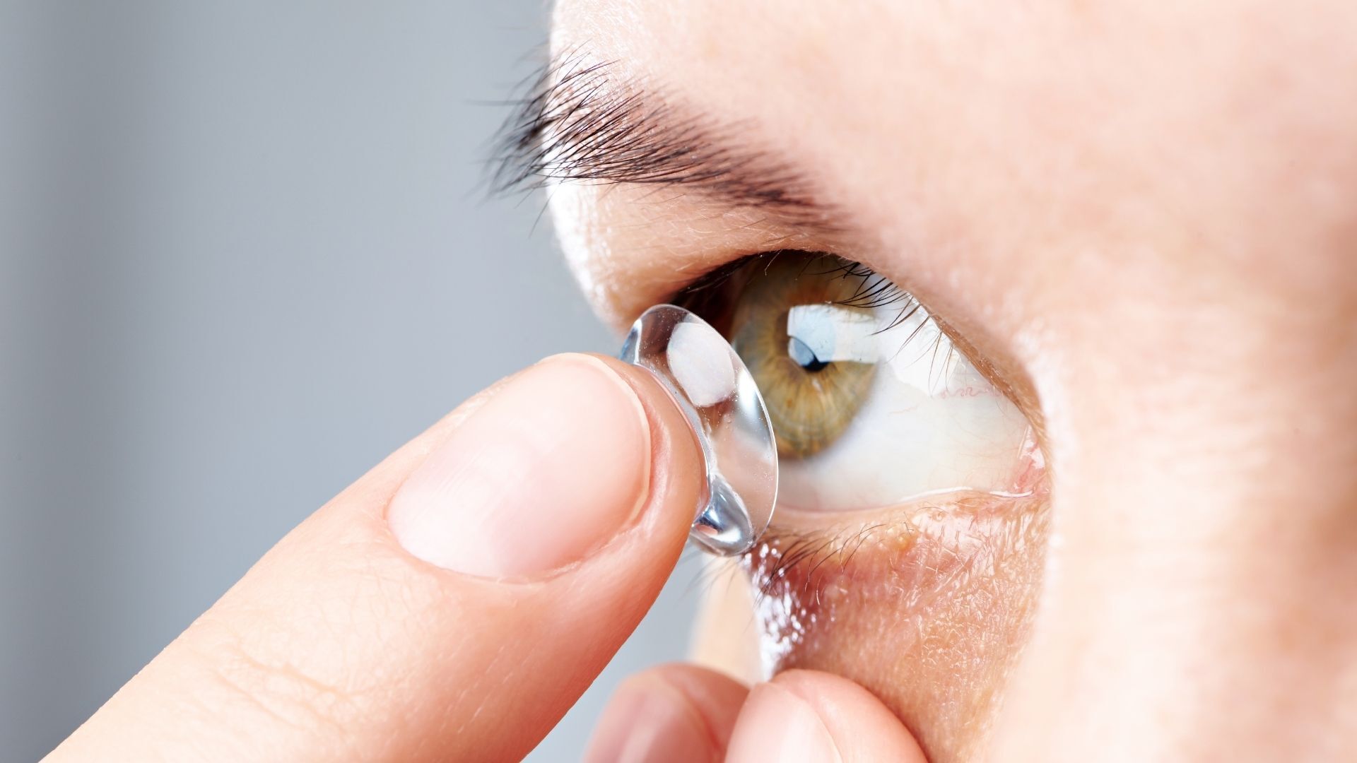 How to Put in and Remove Contact Lenses