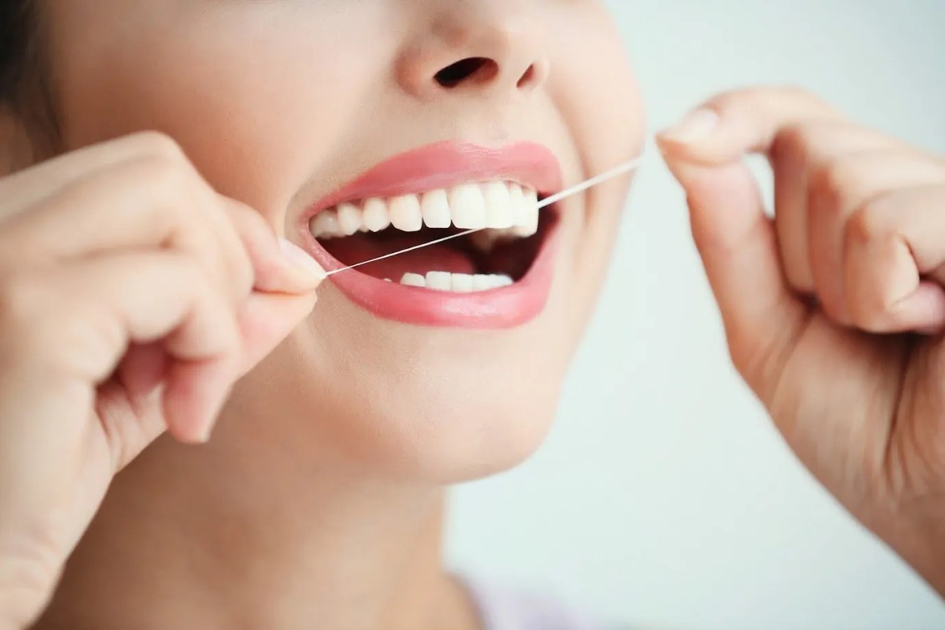 4 Flossing Hints That Tell You to See Your Dentist