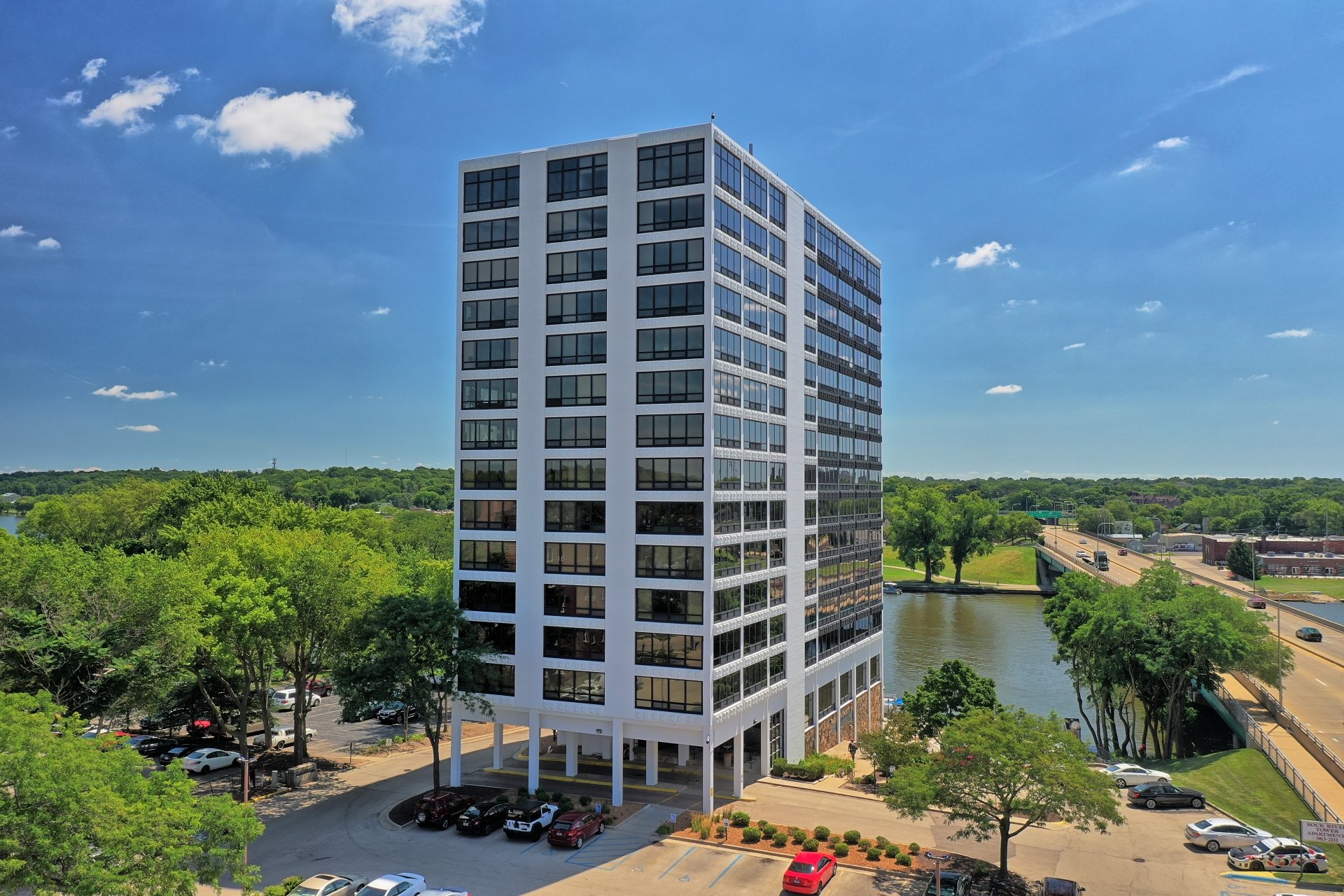 Rockford, IL Upscale Apartment Living Near Downtown Great Views