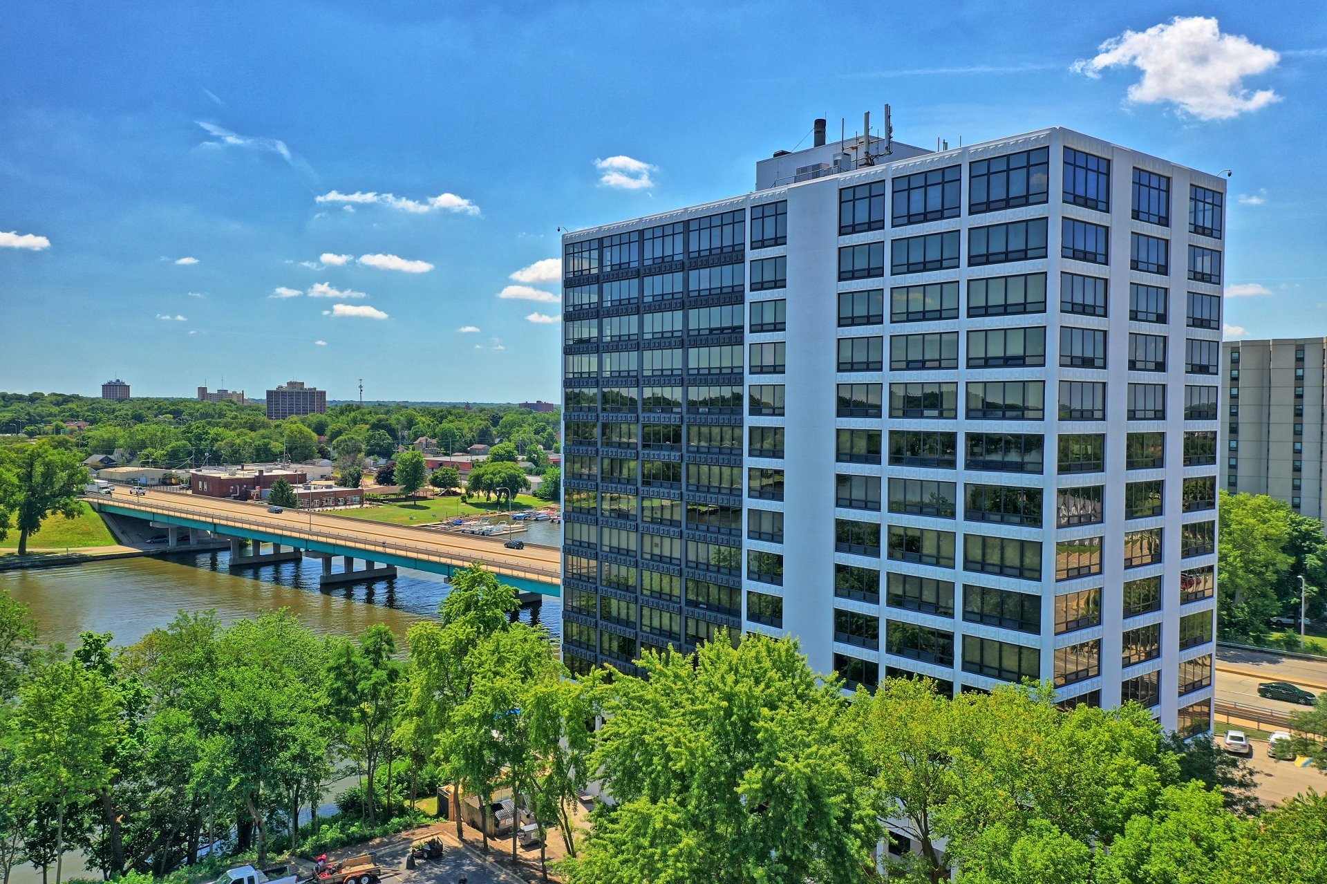 Rockford, IL Upscale Apartment Living Near Downtown Great Views